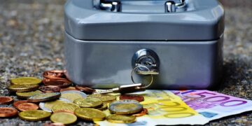 Gold Prices Plunge 5% Amid Geopolitical Tensions; Netflix Earnings Miss Expectations