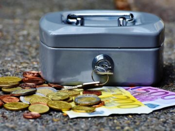 Gold Prices Plunge 5% Amid Geopolitical Tensions; Netflix Earnings Miss Expectations